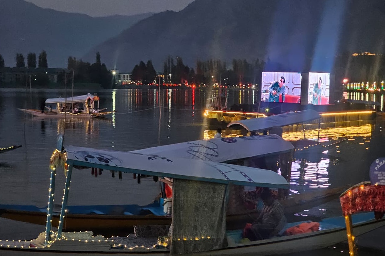 'Floating cinema draws huge crowds as IFFJK brings cinema to Dal Lake'