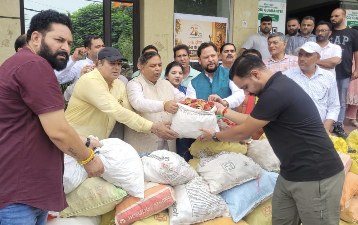 'BJP OBC Morcha presents  50,000 Diyas to Sat Sharma for celebrating PM Modi's birthday '
