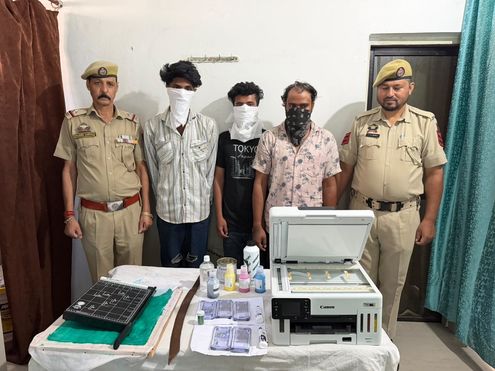 'Jammu Police Bust Inter-State Counterfeit Currency Racket In Chowadhi, 3 Non-Locals Held With Fake Rs 100 Notes Worth Rs 13,500 &  Printing Setup'