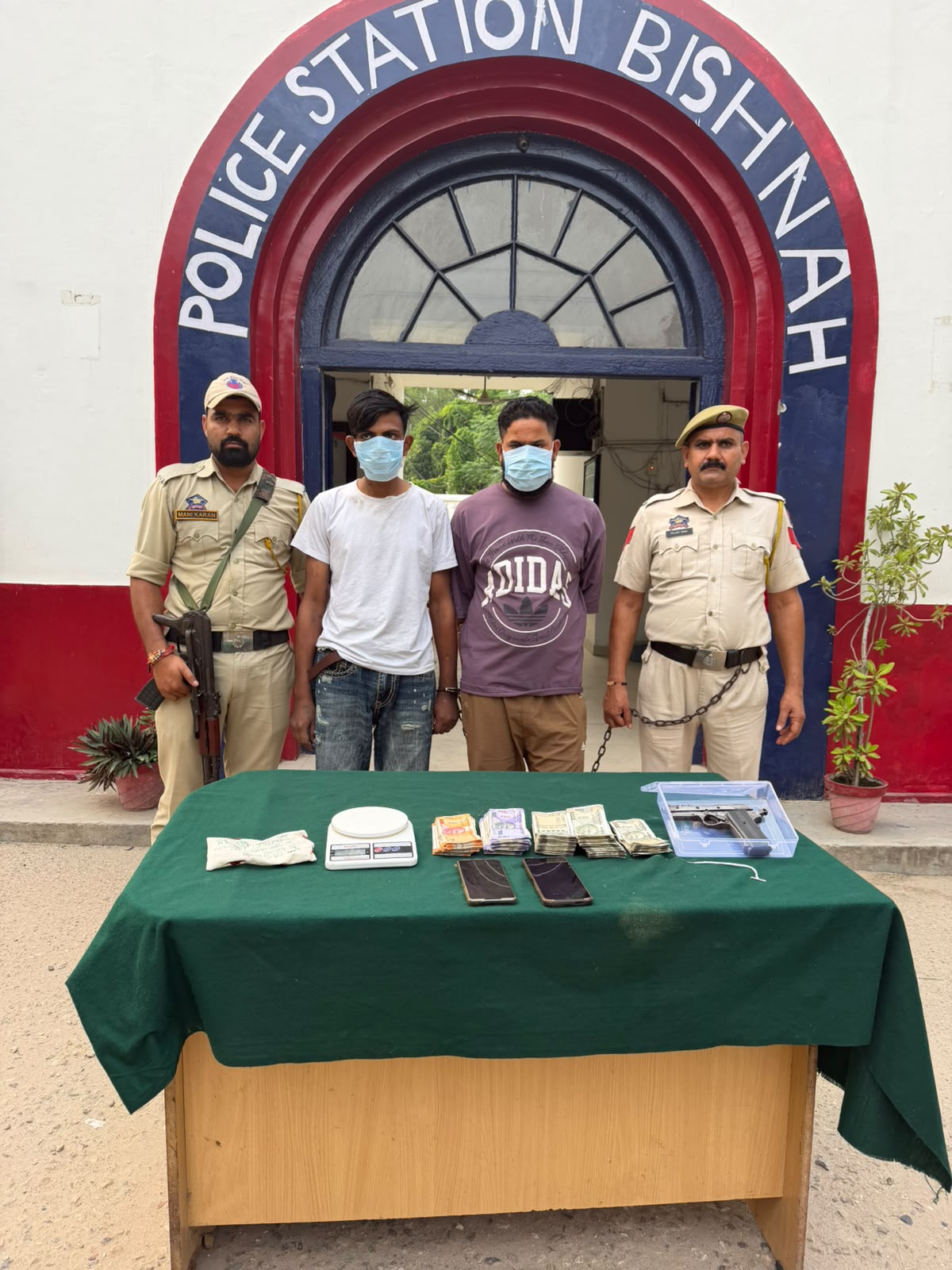 Police nab two drug peddlers with heroin, Pistol and cash in Jammu
